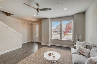 1001 Lifford Ln in Gallatin, TN - Foto de edificio - Building Photo