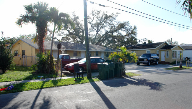 114 NW 7th Ave in Dania Beach, FL - Building Photo - Building Photo