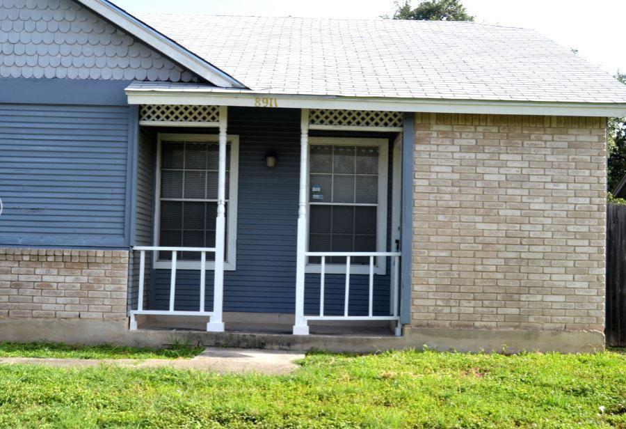 8911 Fall River Dr in San Antonio, TX - Building Photo