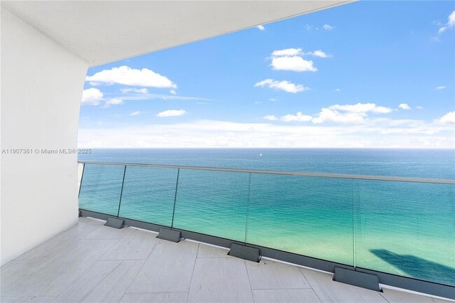 16901 Collins Ave, Unit 3005 in Sunny Isles Beach, FL - Foto de edificio - Building Photo