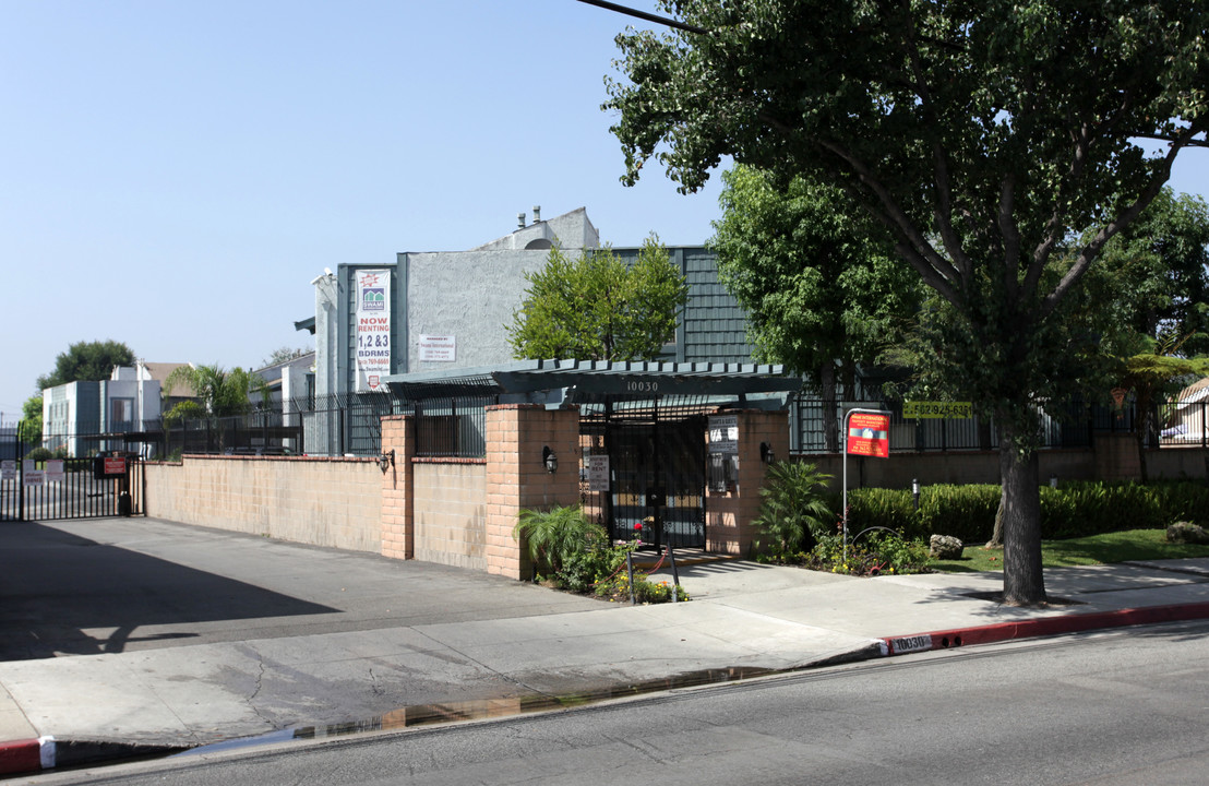 Rosewood Apartments in Bellflower, CA - Building Photo