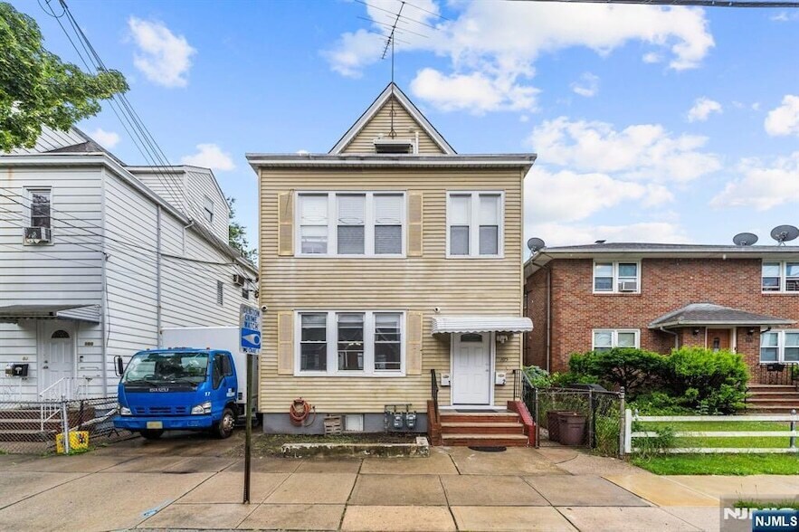 105 Van Riper Ave, Unit 1 in Clifton, NJ - Building Photo