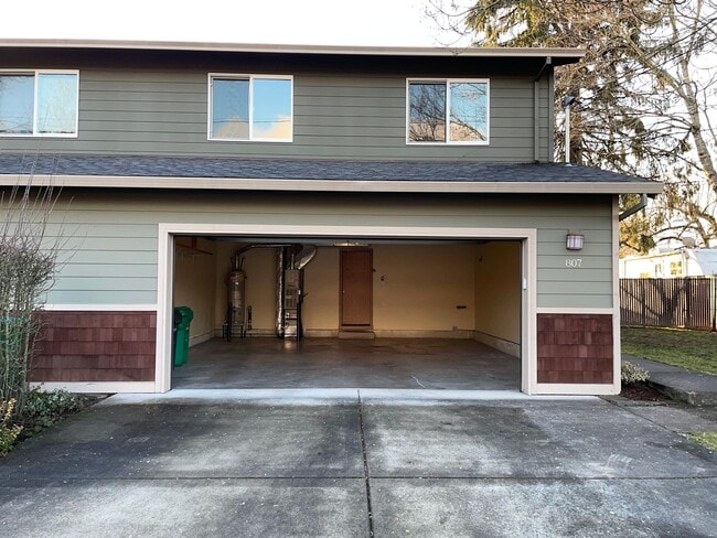 817-817 SE Francis Ave in Gresham, OR - Building Photo - Building Photo