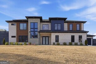 556 Versailles Dr in Auburn, GA - Building Photo