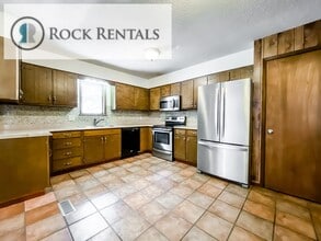 10171 Golden Arrow Dr in Hutchinson, KS - Building Photo - Building Photo