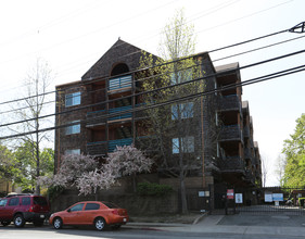 Castlewood Apartments in Concord, CA - Foto de edificio - Building Photo