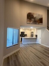 5385 Birchcroft St in Simi Valley, CA - Foto de edificio - Building Photo