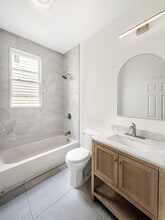 132 Bayview Ave in Jersey City, NJ - Foto de edificio - Building Photo