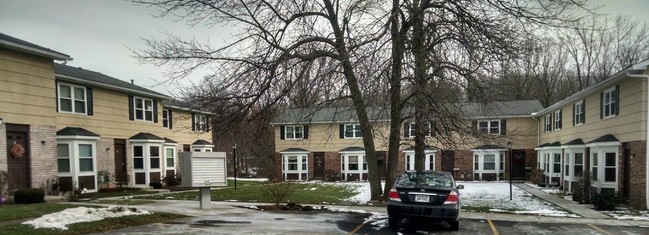 Glenwood Townhomes in Fairport, NY - Foto de edificio - Building Photo