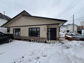 575 Syndicate Ave S in Thunder Bay, ON - Building Photo