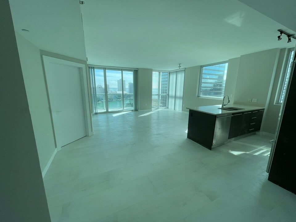 500 Brickell Ave, Unit 1602 in Miami, FL - Building Photo