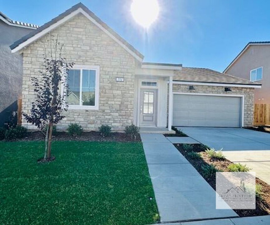 334 Aria Ave S in Madera, CA - Building Photo