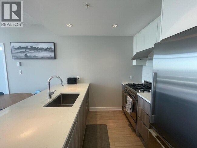 4900 Lennox Ln in Burnaby, BC - Building Photo - Building Photo