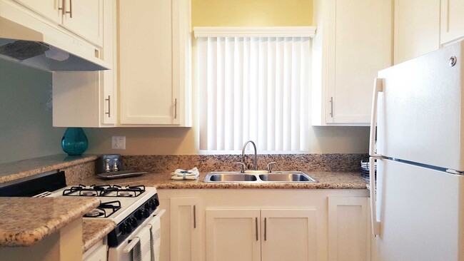 Palma Imperial Apartments in Downey, CA - Foto de edificio - Building Photo
