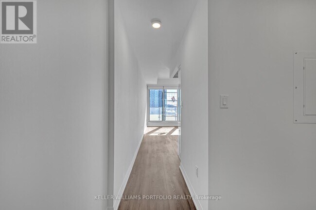75 Canterbury Pl in Toronto, ON - Building Photo - Building Photo