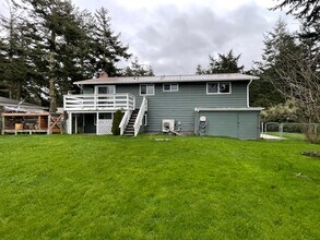 1919 Island View Rd in Oak Harbor, WA - Building Photo - Building Photo