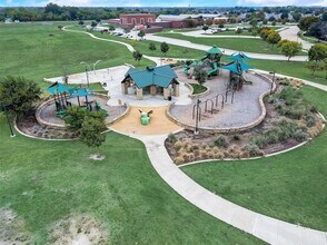 9917 George Bush Dr in McKinney, TX - Foto de edificio - Building Photo