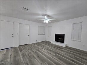 2742 Alicialynn Way, Unit A in Las Vegas, NV - Building Photo - Building Photo