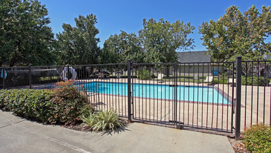 Camellia Condominiums in Lafayette, LA - Foto de edificio - Building Photo