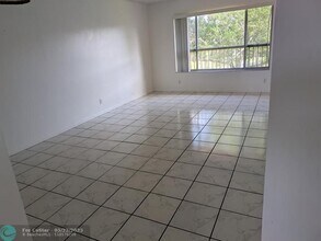 10147 Twin Lakes Dr in Coral Springs, FL - Building Photo - Building Photo