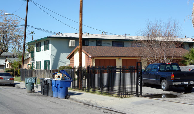 242 W 13th St in San Bernardino, CA - Foto de edificio - Building Photo