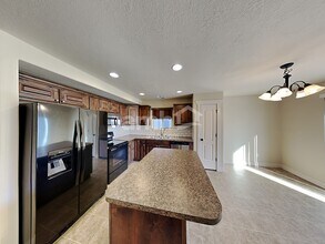 1656 Arnold Dr in Layton, UT - Foto de edificio - Building Photo