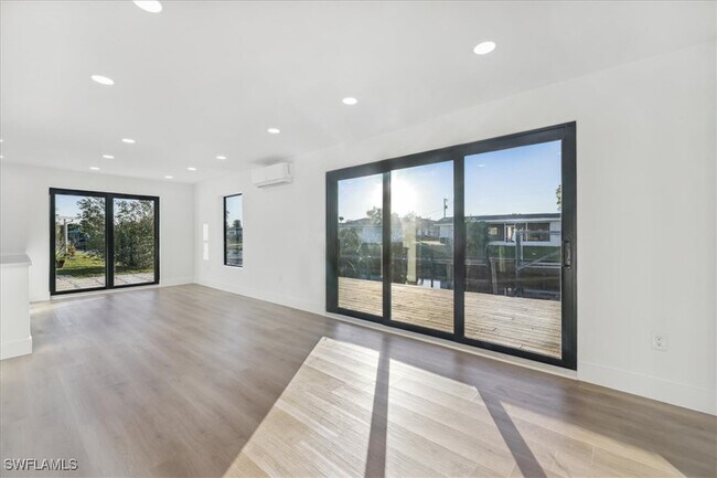 property at 4419 N Bay Cir