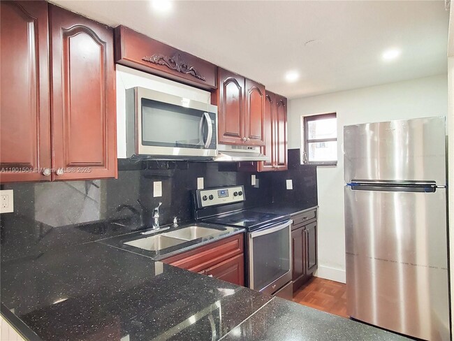 1901 NW South River Dr, Unit 61F in Miami, FL - Foto de edificio - Building Photo