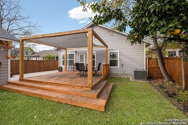 property at 626 W Lullwood Ave