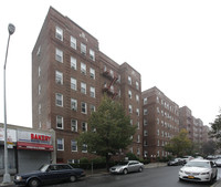 Saunders Court in Rego Park, NY - Foto de edificio - Building Photo