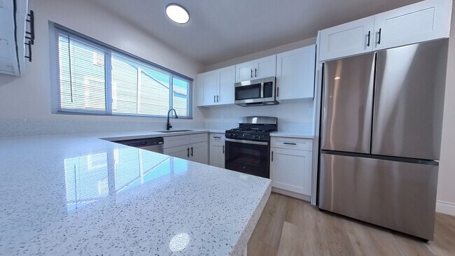 Newly Renovated - 321 San Elijo Apartments in San Diego, CA - Foto de edificio - Building Photo