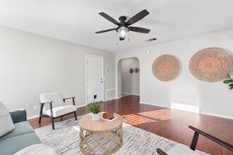 512 Mitchell Dr in Hutto, TX - Building Photo - Building Photo