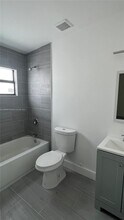 1749 NW 64th St-Unit -B in Miami, FL - Foto de edificio - Building Photo