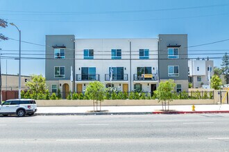 Valley Villas in North Hills, CA - Foto de edificio - Building Photo