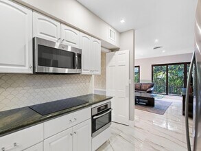 3304 Alhambra Cir in Coral Gables, FL - Foto de edificio - Building Photo