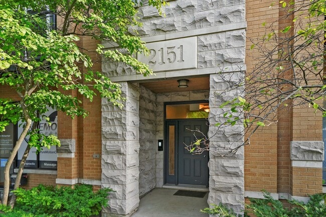 2151 W Roscoe St in Chicago, IL - Building Photo - Building Photo