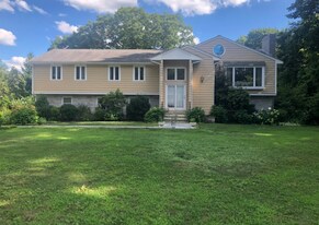 103 Sherburn Cir in Weston, MA - Building Photo