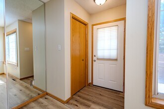 1015 68th St in West Des Moines, IA - Building Photo - Building Photo
