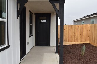 682 Stephanie Dr in Merced, CA - Building Photo - Building Photo