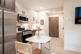 3934 14th St NW, Unit B in Washington, DC - Building Photo - Building Photo