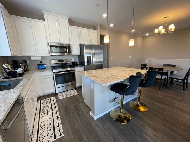 8591 Insignia Ave in Las Vegas, NV - Foto de edificio - Building Photo