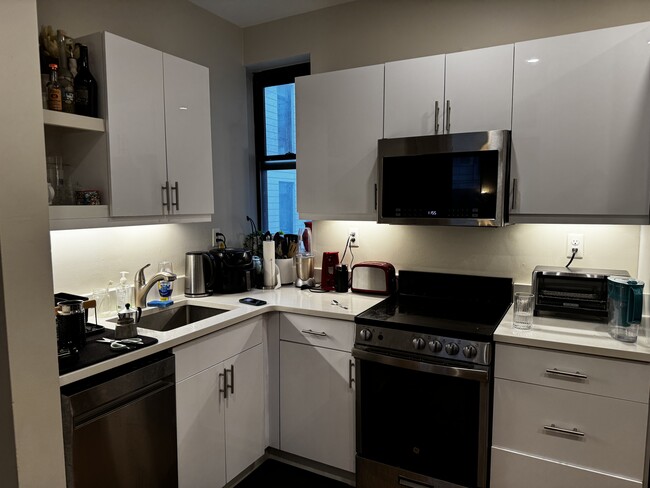 855 Beacon St, Unit 406 in Boston, MA - Building Photo - Building Photo