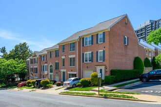 Hillwood Condominiums in Alexandria, VA - Building Photo - Building Photo