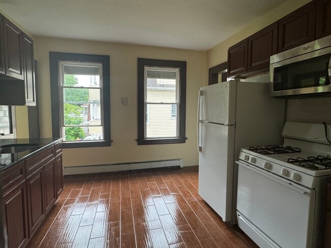 2436 E Main St, Unit 2436 E Main Street in Bridgeport, CT - Building Photo - Building Photo