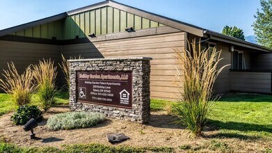 220 Holiday Ln in Talent, OR - Building Photo - Building Photo