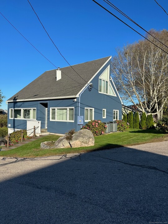 15 Charles St in Stonington, CT - Building Photo