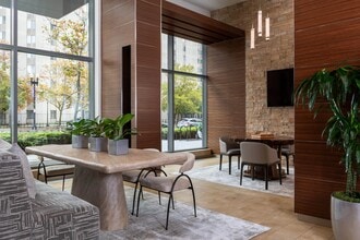 Lyric 440 in Washington, DC - Foto de edificio - Building Photo
