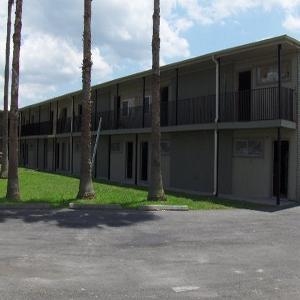 Palms of Alvin in Alvin, TX - Building Photo