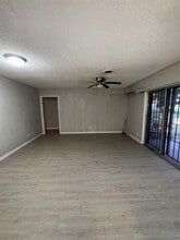 5717 Woodrow St in Texas City, TX - Foto de edificio - Building Photo