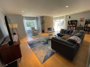 1951 N Beachwood Dr, Unit 207 in Los Angeles, CA - Building Photo - Building Photo